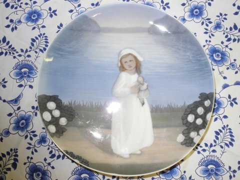 Jo - Plate with girl and doll
