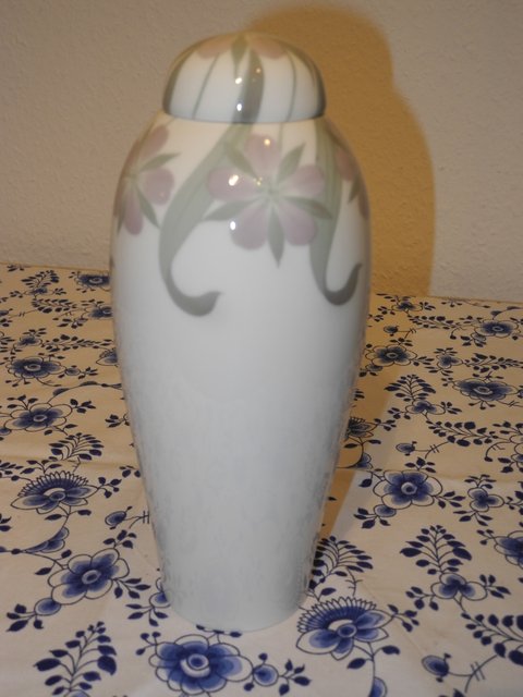 KL - lidded flower vase